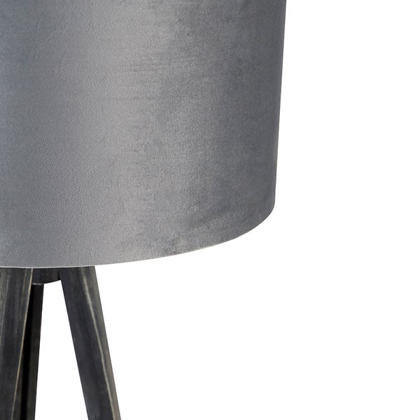 Detailansicht einer Stehlampe mit Stoffschirm und Holzfuß