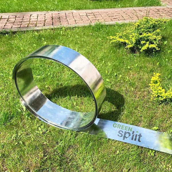 Gartenbegrenzung aus Metall auf einer Wiese mit dem Schriftzug Green Split