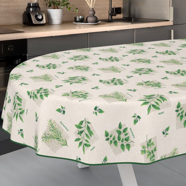 Küchenszene mit ovaler Tischdecke mit Kräutermuster auf einem Tisch