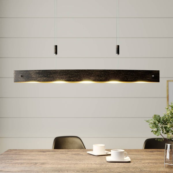 Moderne LED-Pendelleuchte in Balkenform über einem Holztisch in einem hellen, aufgeräumten Esszimmer mit Wandpaneelen.
