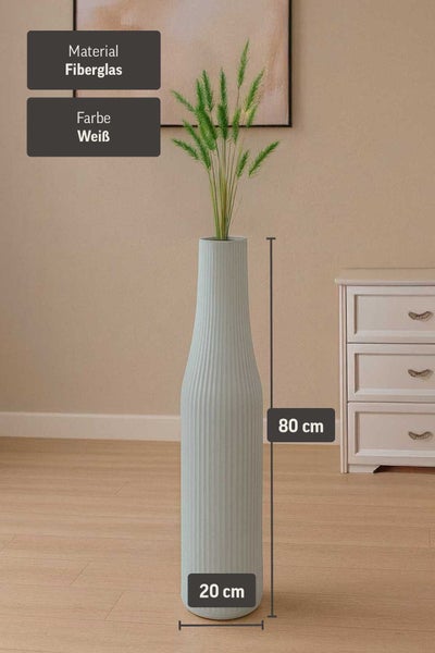 Bodenvase aus weißem Fiberglas mit Rillenstruktur, 80 Zentimeter hoch, 20 Zentimeter breit, neben einer Kommode in einem hellen Raum.