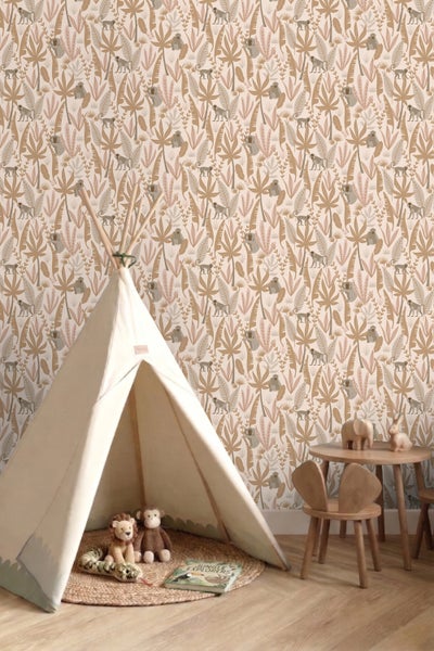 Kinderzimmer mit Dschungeltapete mit Affen und Blättern, weißem Tipi-Zelt mit Kuscheltieren sowie Tisch und Stuhl aus Holz.