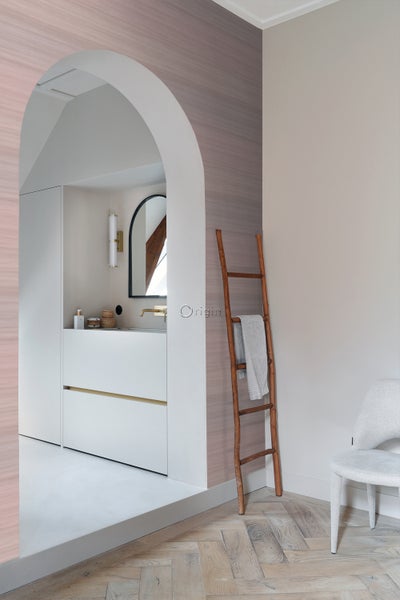 Helles Badezimmer mit Waschtisch, Spiegel und Holzleiter