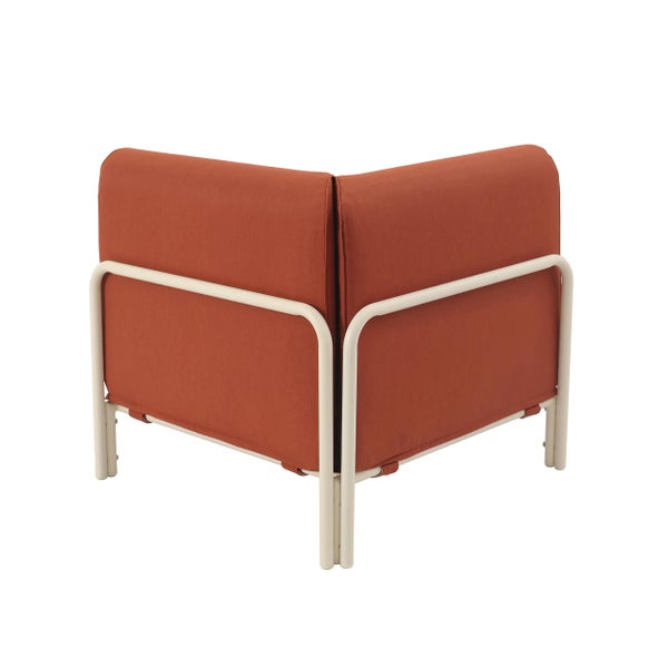 Lounge-Eckelement Rückansicht mit weißem Metallgestell und terrakottafarbenem Textilbezug für Garten und Terrasse.