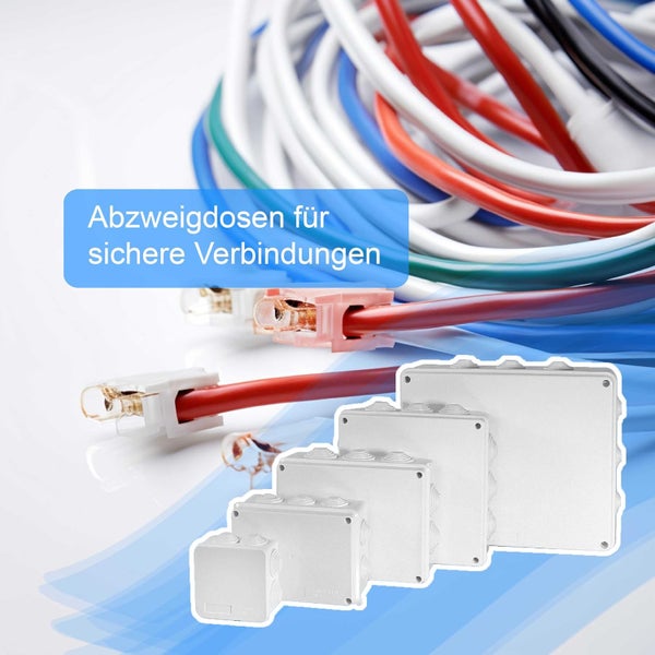 Set aus vier verschiedenen quadratischen Abzweigdosen und diversen elektrischen Kabeln für sichere Elektroinstallationen.