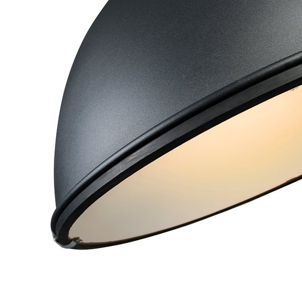 Nahaufnahme einer schwarzen Hängelampe