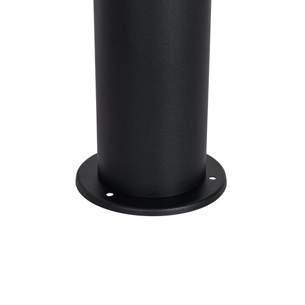 Detailansicht vom Sockel einer schwarzen Außenleuchte mit rundem Standfuß und Befestigungslöchern
