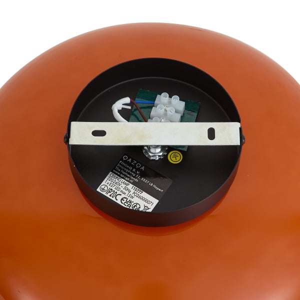 Deckenanschluss einer Deckenleuchte mit Montagebügel, Lüsterklemme und Anschlussdrähten für die Elektroinstallation.