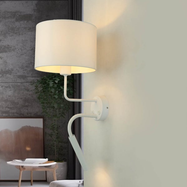 Wandleuchte mit Lampenschirm und Leselampe