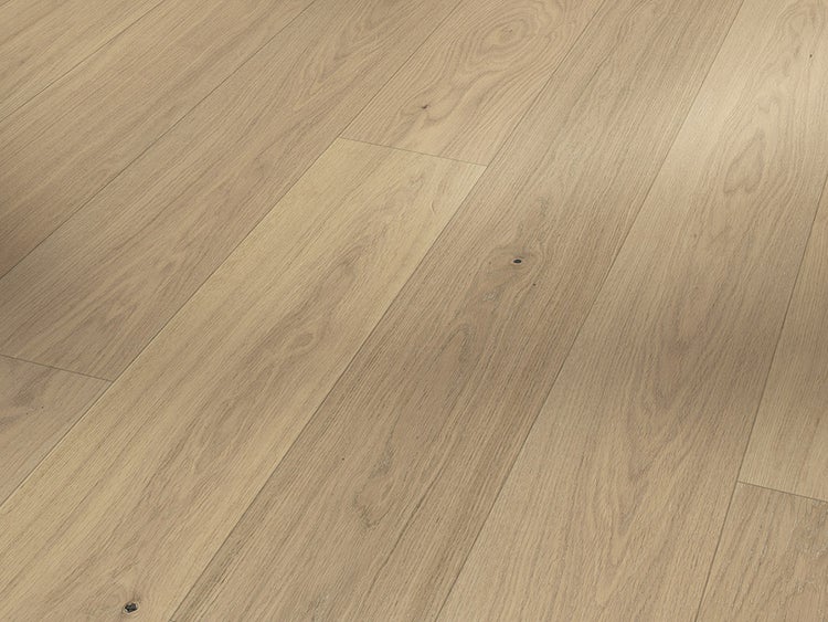 Holzboden in Eichenoptik mit natürlicher Maserung und Astlöchern.