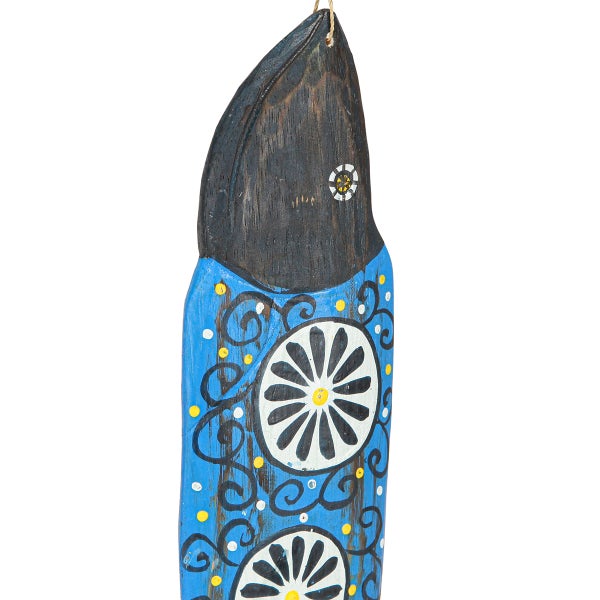 Dekorativer Holzfisch mit Bemalung als Wanddekoration