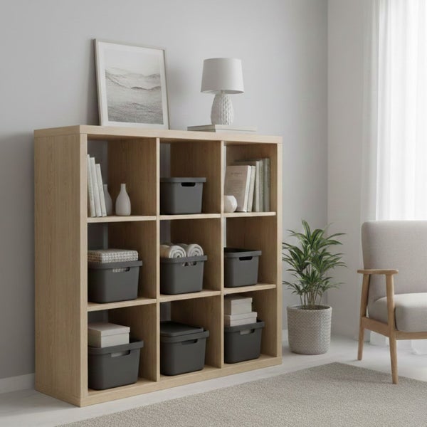 Regal mit neun Fächern, teilweise gefüllt mit Büchern und Aufbewahrungsboxen, in einem hellen Raum.