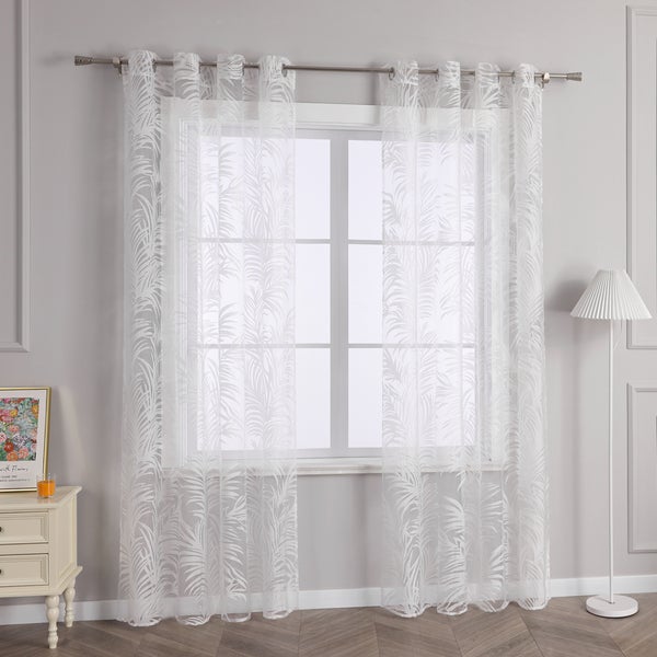 Fenster mit weißen, transparenten Gardinen mit Blattmuster