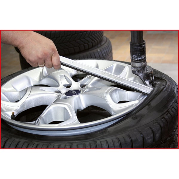 Reifenmontage mit Montierhebel an einem Rad