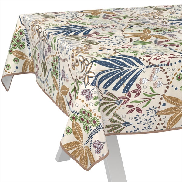 Rechteckige Tischdecke mit botanischem Muster aus Blättern und Blumen, drapiert über eine Tischecke.