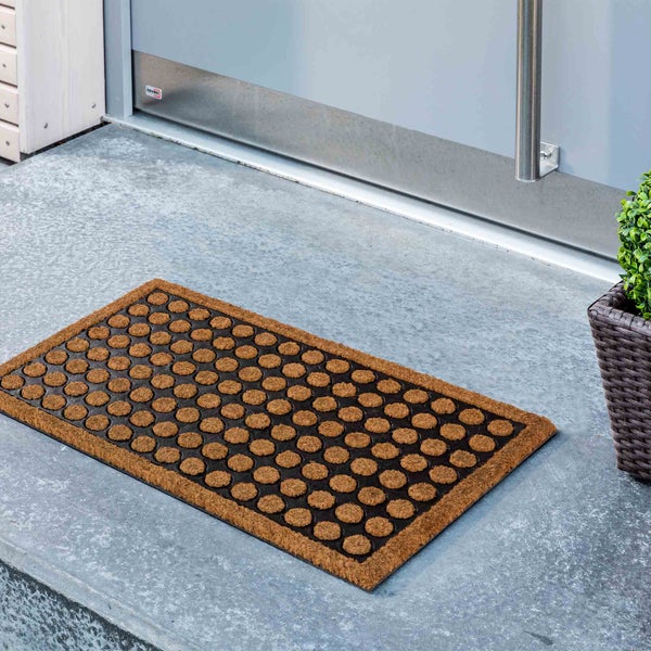 Fußmatte aus Kokosfaser vor einer Haustür