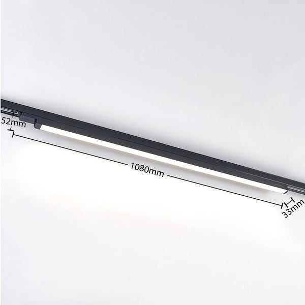 Schwarze LED-Schienenleuchte Arcchio: 1080 Millimeter Länge, 33 Millimeter Höhe und 52 Millimeter Breite.