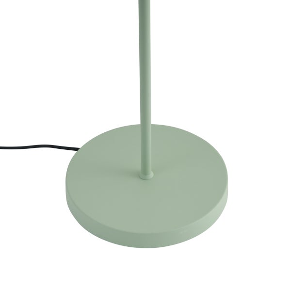 Runder Lampenfuss einer Stehlampe aus Metall in Mattgrün mit schwarzem Kabel.