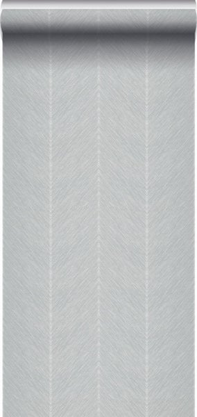 Vliestapete mit grauem Fischgrätmuster und feiner Linienstruktur.