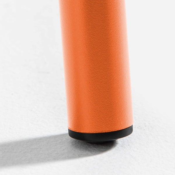 Rundes, orangefarbenes Möbelbein aus Metall mit strukturierter Oberfläche und schwarzer Schutzkappe am Fußende.