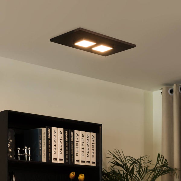 Deckenleuchte mit zwei quadratischen Lichtquellen in einem Wohnraum