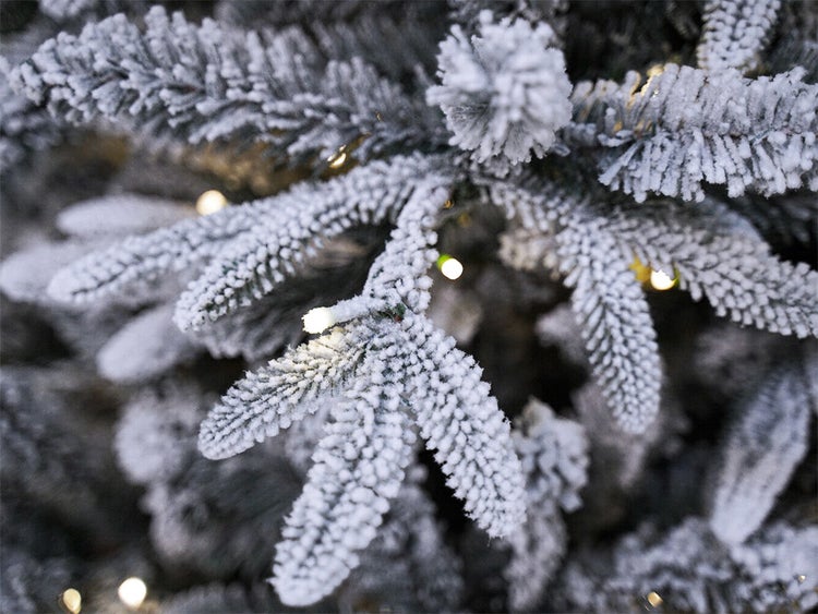 Künstlicher Weihnachtsbaum mit Schnee DELUXE  Anita 150cm mit SMART LED Beleuchtung, Tannenbaum Christbaum Kunstbaum Dekobaum mit Metallständer