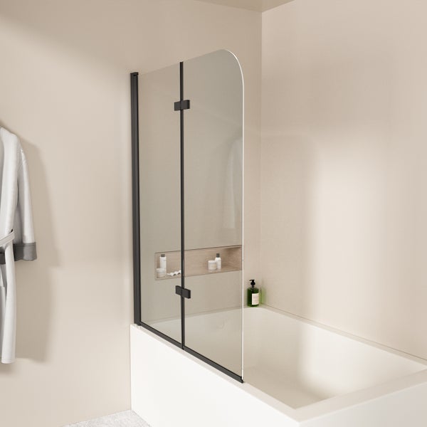 Zweiteilige Badewannenfaltwand aus Glas mit schwarzen Profilen und Scharnieren auf einer weißen Badewanne in einem hellen Badezimmer.