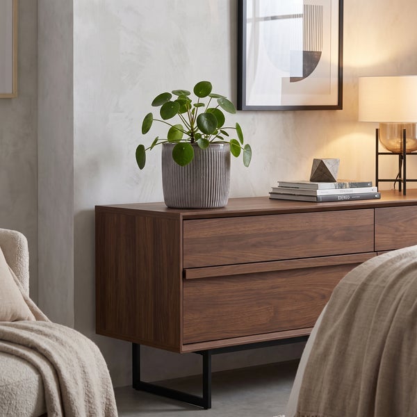 Moderne Kommode aus Holz mit zwei Schubladen in einem stilvoll eingerichteten Wohnbereich mit Zimmerpflanze und Tischlampe