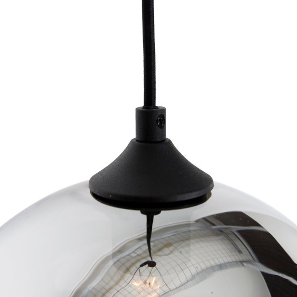 Detailaufnahme einer Pendelleuchte mit Glasschirm und schwarzer Aufhängung.