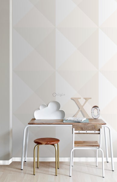 Dekoratives Kinderzimmer mit Schreibtisch, Stuhl und geometrischer Tapete