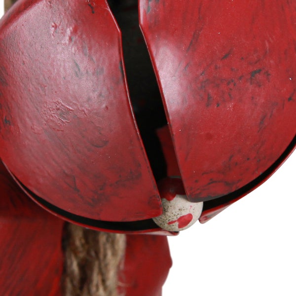 Detailaufnahme einer roten Glocke mit Klöppel