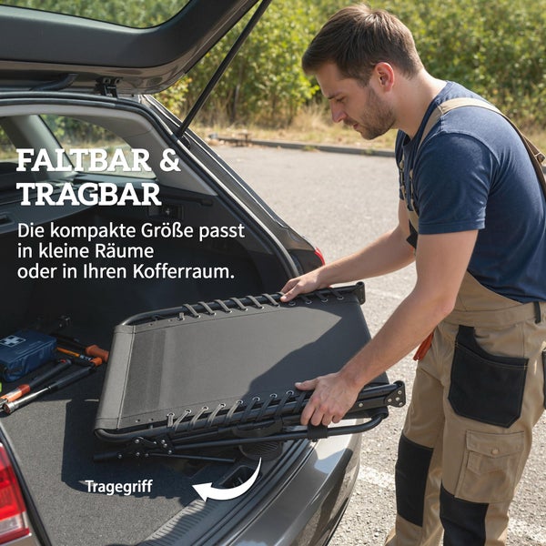 Ein Mann legt einen zusammengeklappten Gartenstuhl in den Kofferraum eines Autos, um die kompakte Größe und Tragbarkeit zu zeigen.