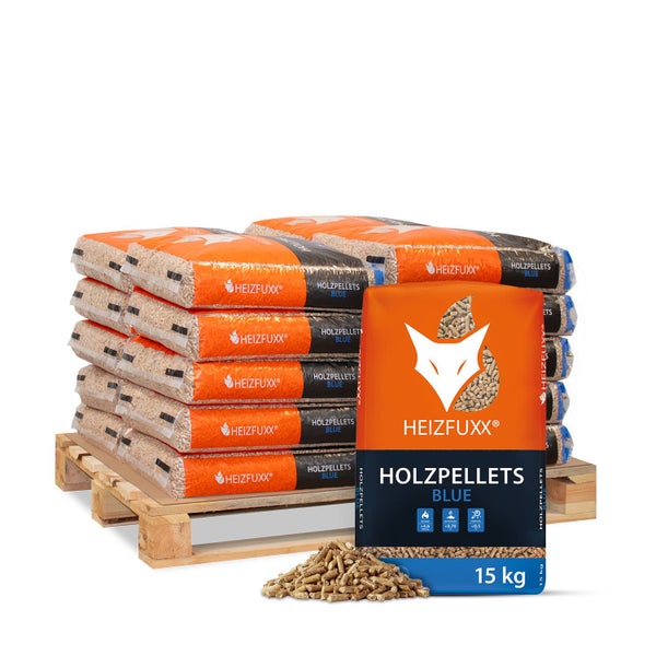Heizfuxx Holzpellets Blue in 15 Kilogramm Säcken, auf einer Holzpalette gestapelt.