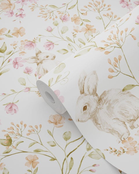 Tapete mit Hasenmotiven und floralen Mustern aus Blumen und Blättern im Aquarellstil.
