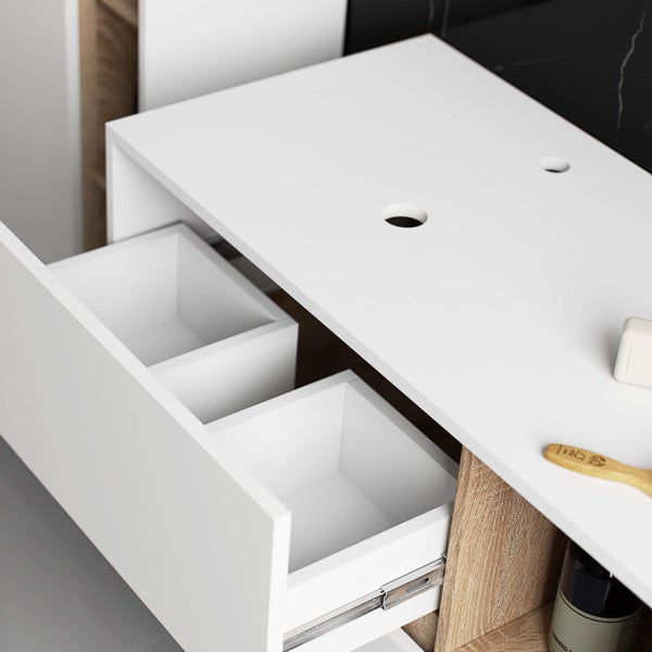 Badezimmermöbel mit offenen Schubladen zur Aufbewahrung von Badartikeln