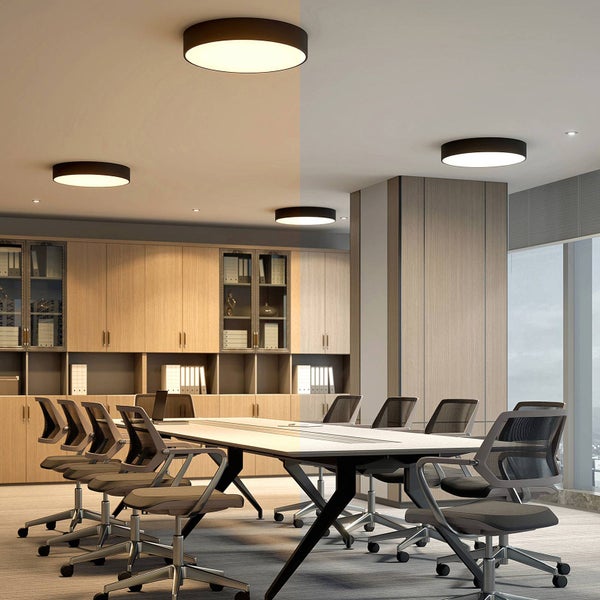 Modernes Besprechungszimmer mit runden LED Deckenleuchten. Darstellung von warmweißer und kaltweißer Lichtfarbe. Mit Bürostühlen und Tisch.