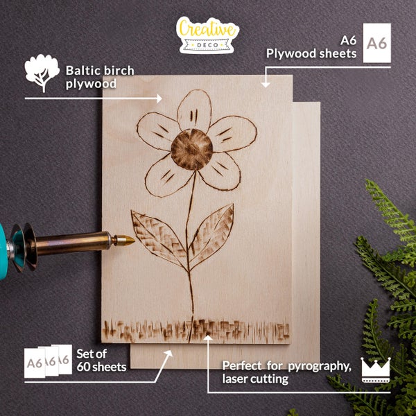 Schwarze Kreidetafel zum Aufhängen mit der weißen Aufschrift Home Sweet Home und einer Hauszeichnung neben Trockenblumen.