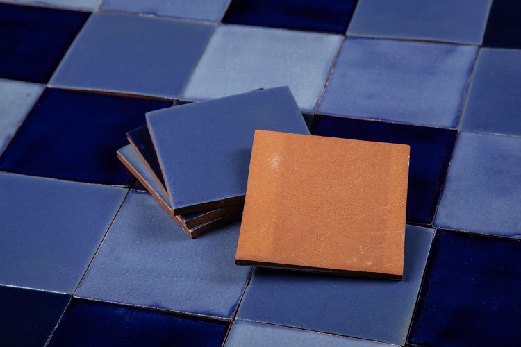 Quadratische Fliesen aus Keramik für den Innenbereich