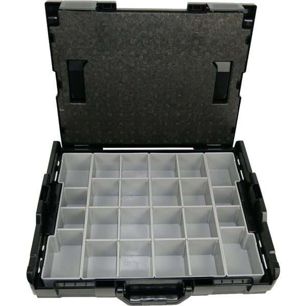 Offener schwarzer Sortimentkoffer mit grauen Einsatzboxen und Schaumstoffeinlage im Deckel.