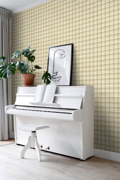 Raumgestaltung mit Tapete im Karomuster, Klavier und Dekorationen für ein helles Ambiente