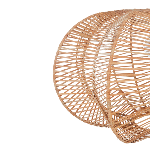 Detailansicht eines Lampenschirms aus geflochtenem Rattan mit einer Gitterstruktur aus Naturmaterial.
