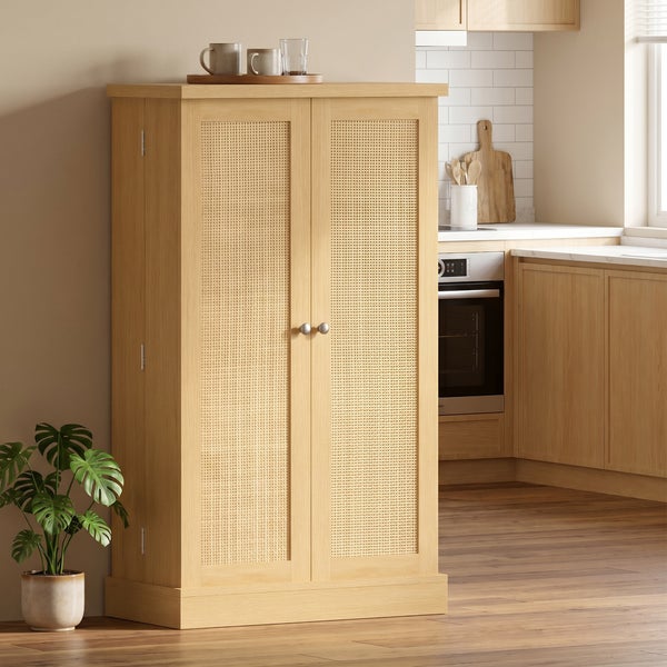 Hoher Aufbewahrungsschrank aus hellem Holz mit zwei Türen und Rattan-Geflecht in einer hellen, modernen Küche mit Holzboden.