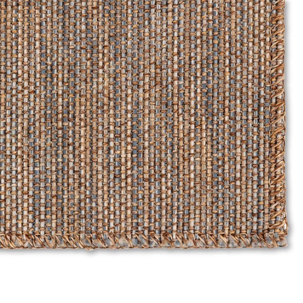 Detailansicht eines flachgewebten Teppichs mit strukturierter Oberfläche und gekettelter Kante.