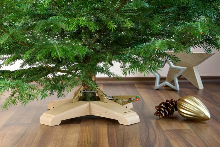 Weihnachtsbaum im Ständer mit Dekoration