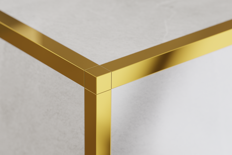 Detailansicht eines Tisches mit Marmorplatte und goldenem Metallgestell