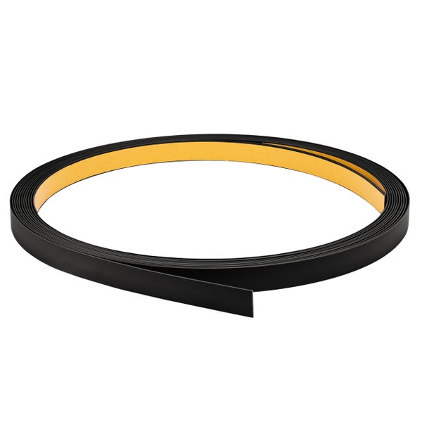 Schwarzes Kantenband auf Rolle mit Kleber