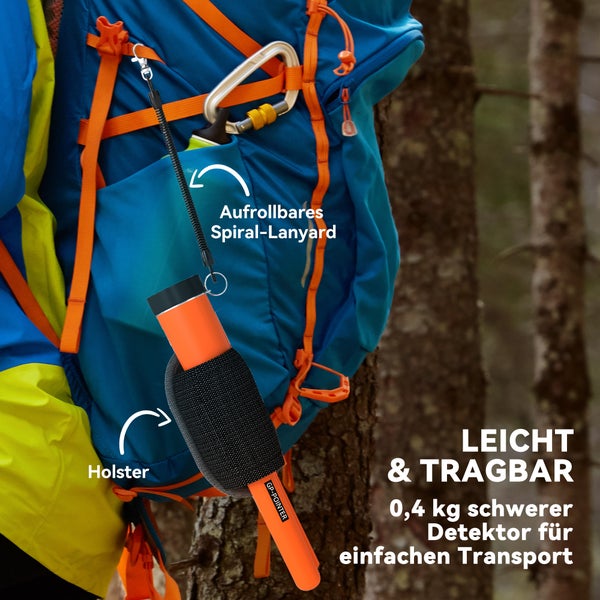 Orangefarbener Metalldetektor mit Holster und Spiralkabel am Rucksack befestigt