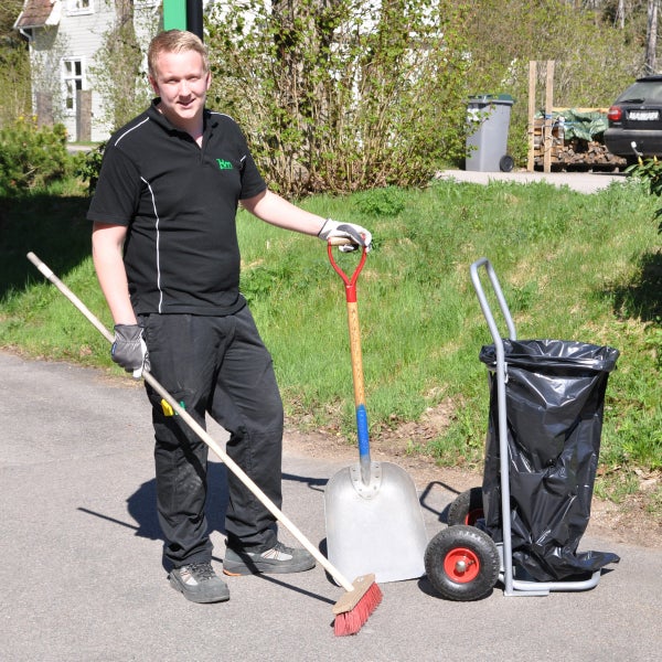 Mehrere 50 Liter Säcke Liaflor Blähton 15 bis 25 Millimeter auf einer Palette in einem Karton sowie ein einzelner Sack davor.