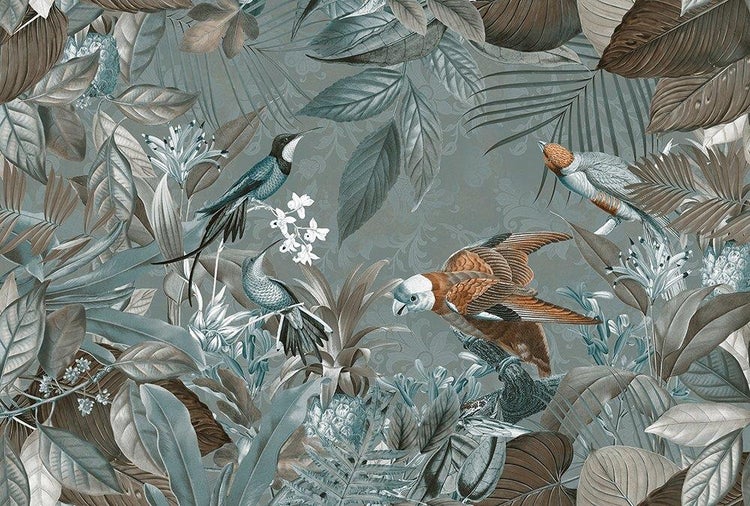 Vliestapete mit tropischem Dschungel-Motiv, verschiedenen Vögeln wie Kolibris und Papageien sowie großen Blättern und Blüten.