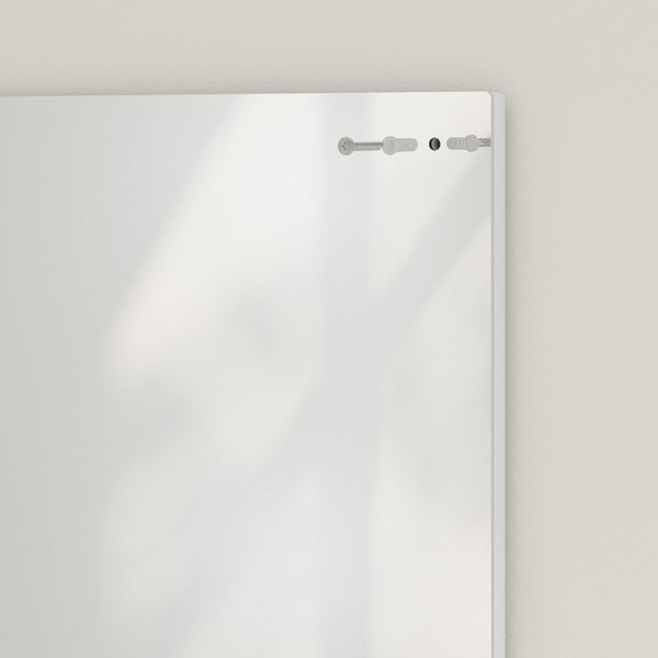 Illustration der Wandmontage eines Paneels mit Schraube und Dübel.